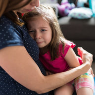 Mutter tröstet Tochter