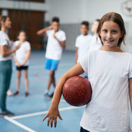 Talente fördern © iStock Kind mit Volleyball