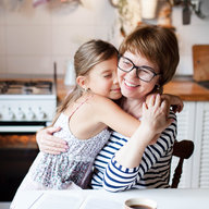 Mädchen umarmt Mutter