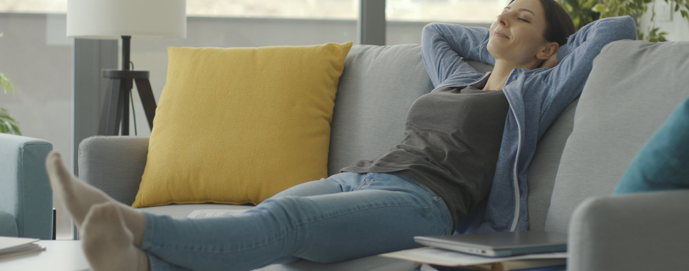 Kraftquellen im Alltag © iStock Frau legt die Füße hoch