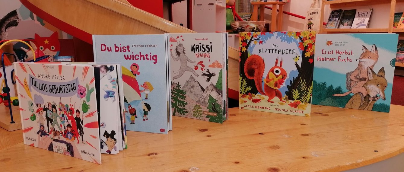 Bücher stehen auf einem Tisch