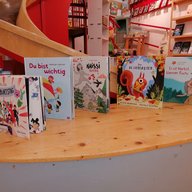 Bücher stehen auf einem Tisch