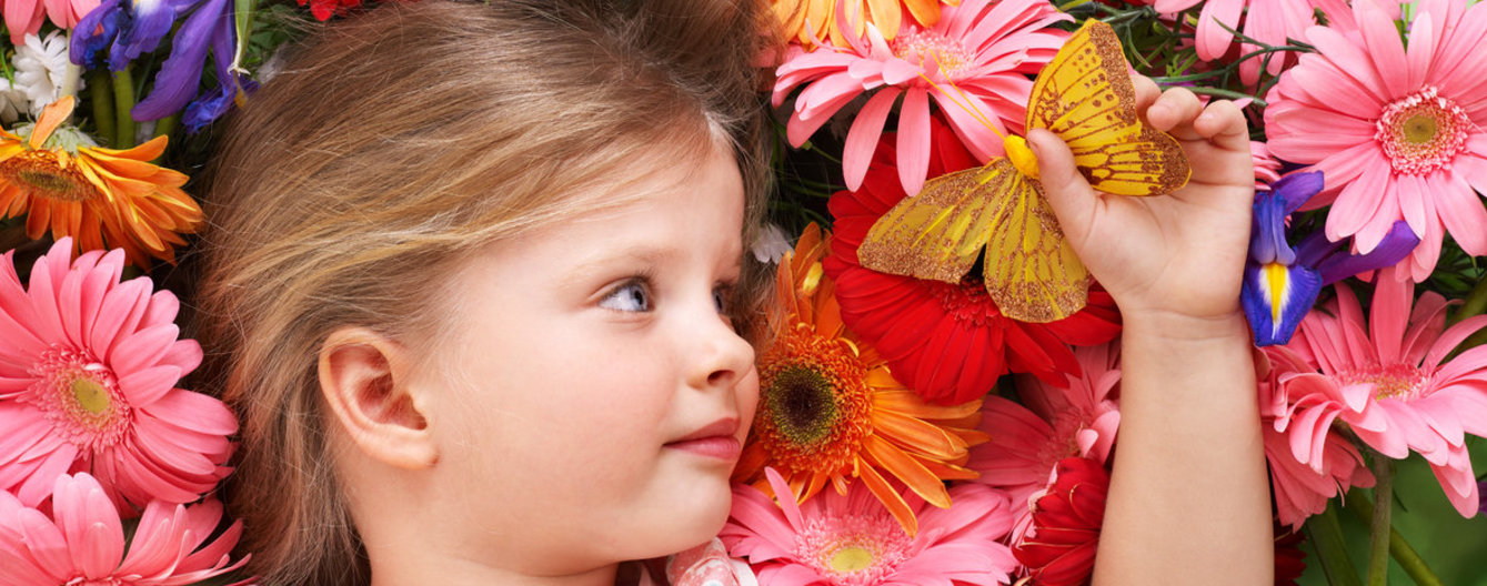 Hochsensible Kinder verstehen - meinefamilie.at Mädchen liegt auf Blumenhaufen