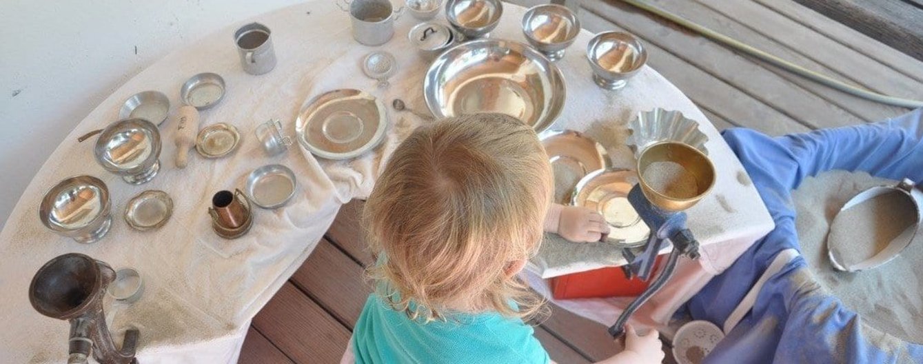 Mädchen spielt in einer Sandküche