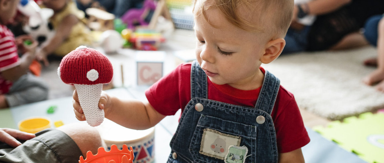 Bub spielt in Kindergruppe