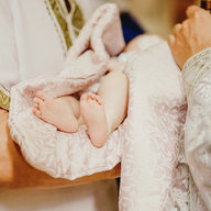 Taufkind in Armen von Taufpate