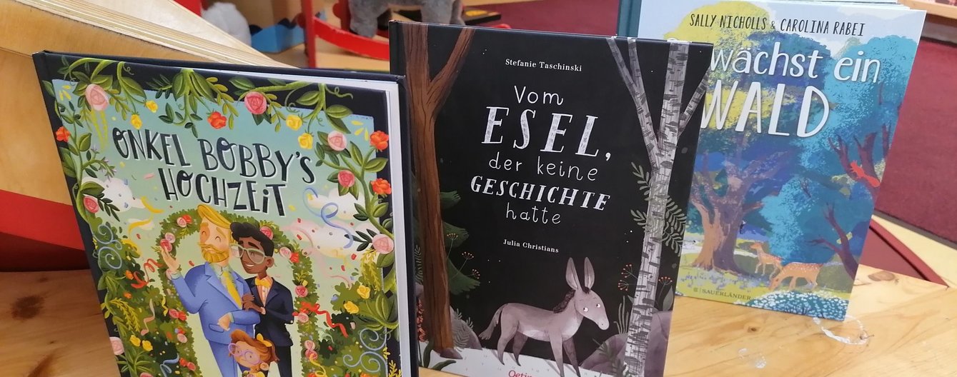 © Herder Kinderwelt Bücher liegen auf einem Tisch