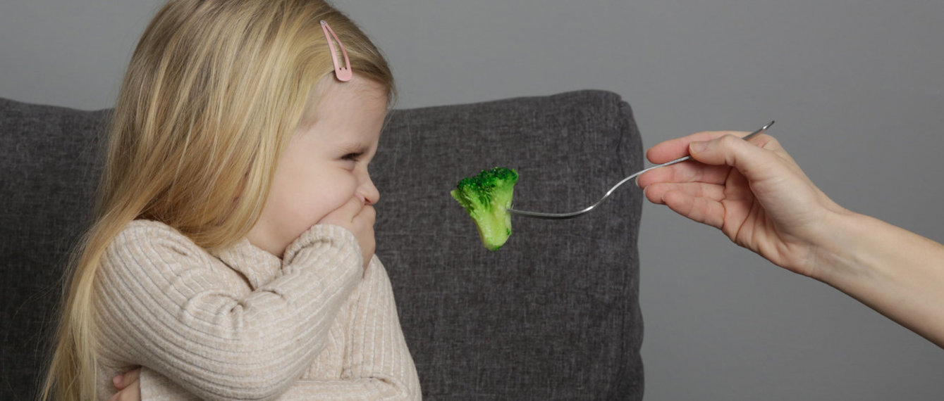 Kleines Mädchen will keinen Brokkoli essen