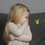 Kleines Mädchen will keinen Brokkoli essen
