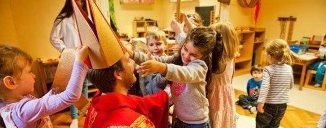Nikolaus im Kindergarten feiern - meinefamilie.at Kinder spielen mit Nikolaus