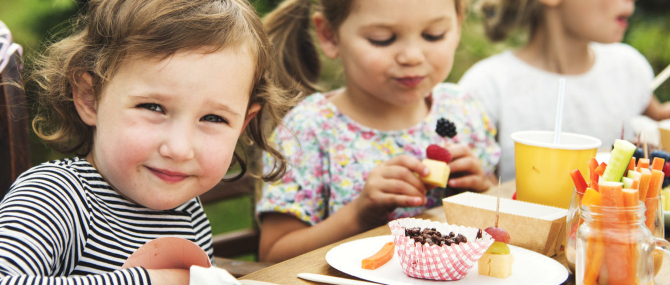 Kinder auf Geburtstagsfeier