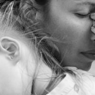 Frau ermüdet mit Kleinkind am Arm