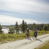 Paar unterwegs mit Rad