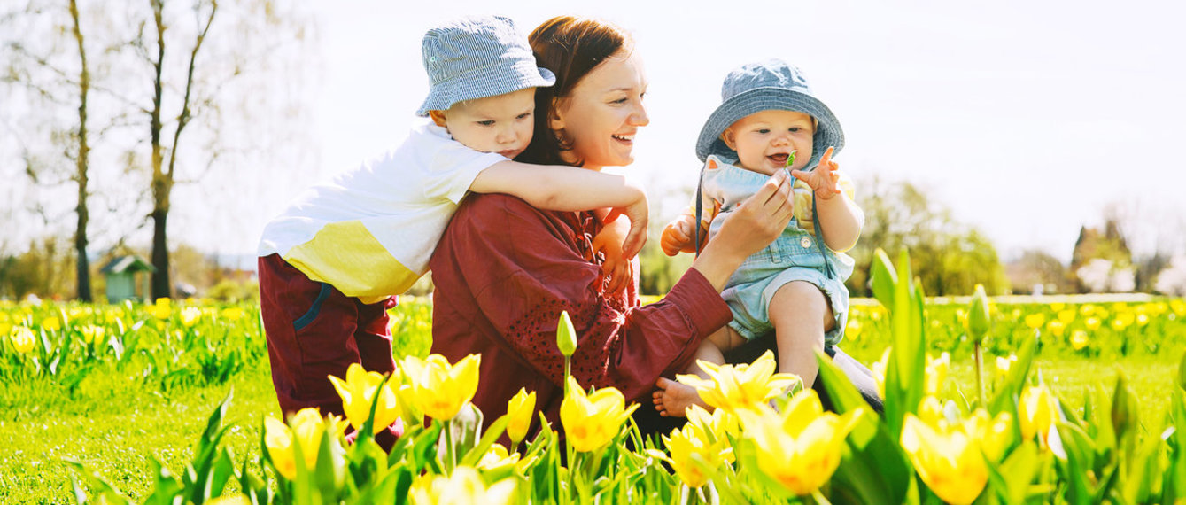 Mutter mit Kindern im Tulpenfeld