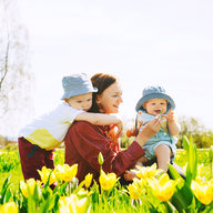 Mutter mit Kindern im Tulpenfeld
