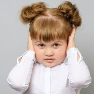 Mädchen hält sich die Ohren zu