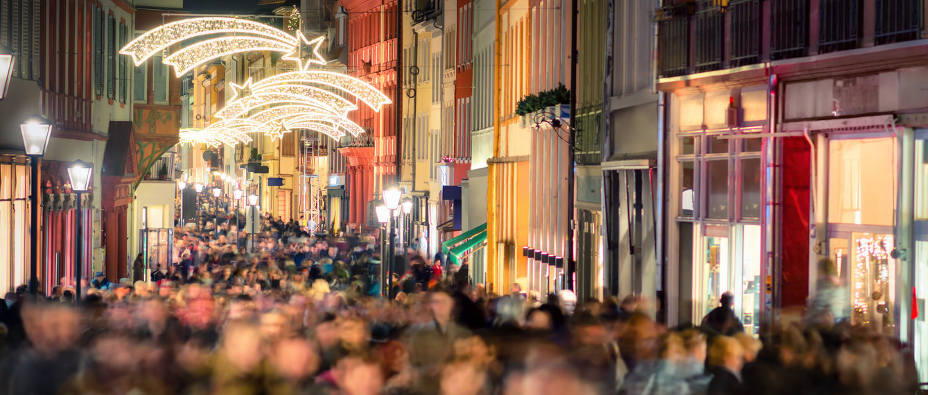 Menschenmassen in Einkaufsstraße