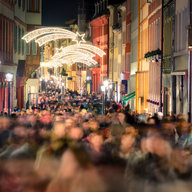 Menschenmassen in Einkaufsstraße