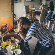 Gestresste Mutter macht Abwasch