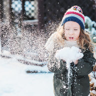 Kind spielt mit schnee