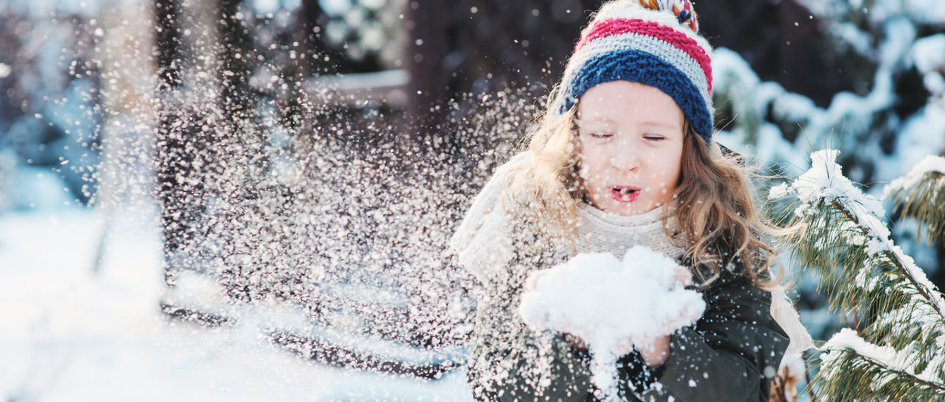 Kind spielt mit schnee