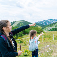 Zwei Mädchen beim Wandern