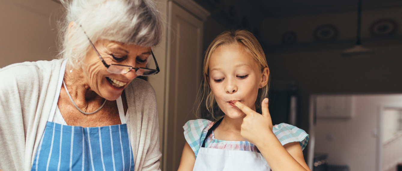 Oma und Kind backen