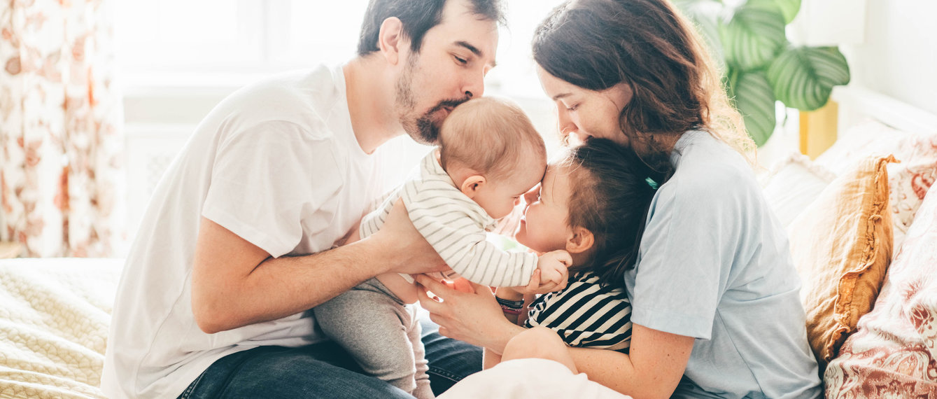 Eltern kuscheln mit Kindern