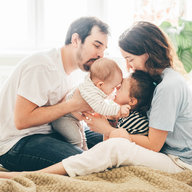 Eltern kuscheln mit Kindern