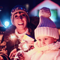 Familie besucht den Weihnachtsmarkt – Stockfoto