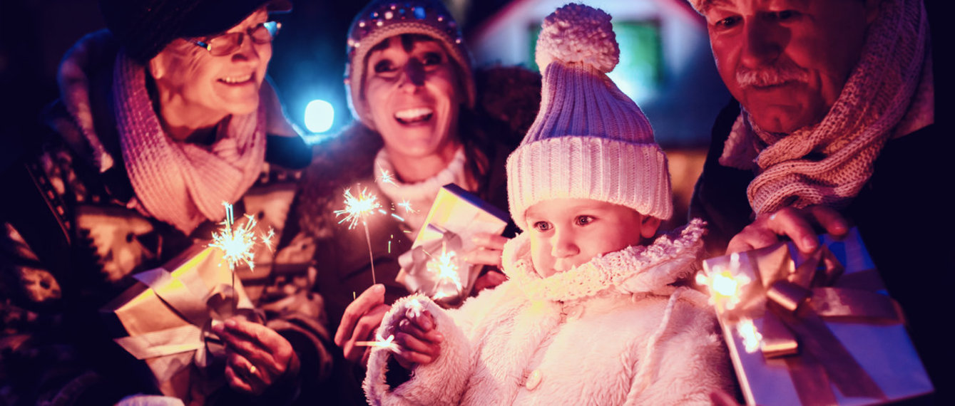 Familie besucht den Weihnachtsmarkt – Stockfoto