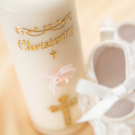 Taufkerze und Babyschuhe