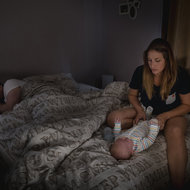 Mutter bringt das Baby zum schlafen