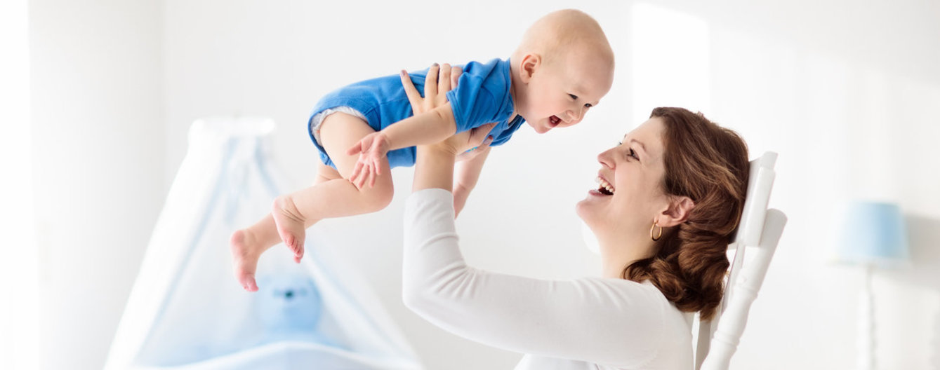 So viele Mütter stillen in Österreich - meinefamilie.at Mutter hält Baby hoch