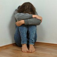 Mädchen weint in der Ecke