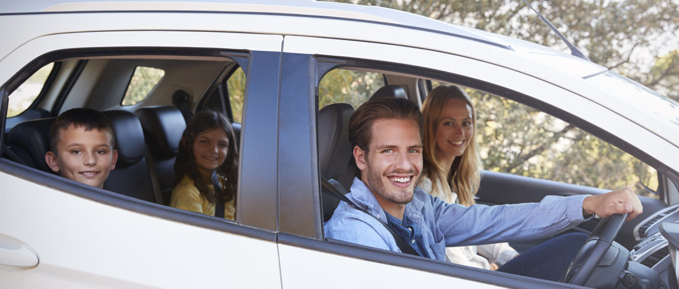 Familie im Auto