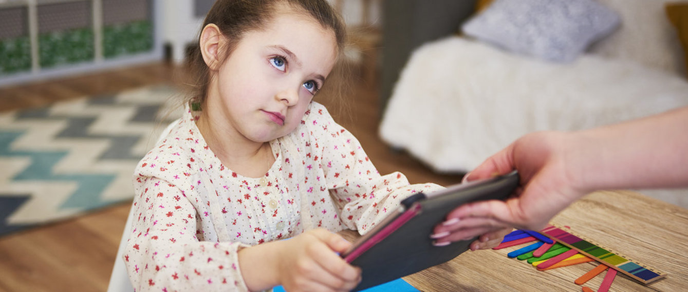 Mädchen möchte Tablet nicht zurückgeben