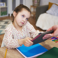 Mädchen möchte Tablet nicht zurückgeben