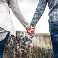 Paar am Händchenhalten