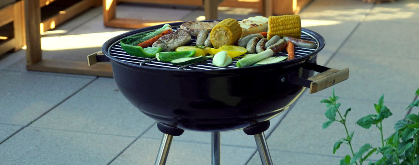 Tauffeier gestalten: Festlich und kostengünstig - meinefamilie.at Grill im Garten