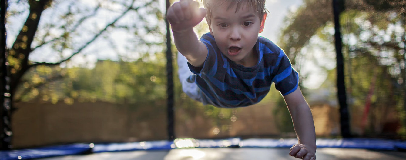 Sein Kind stärken - iStock © iStock Kleiner Bub springt auf Trampolin