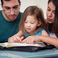 Familie liest die Bibel