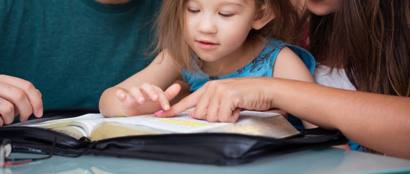 Familie liest die Bibel