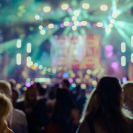 Lichter und Menschenmenge auf einem Konzert