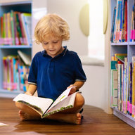 Kind liest Buch