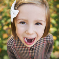 Mädchen schreit in die Kamera