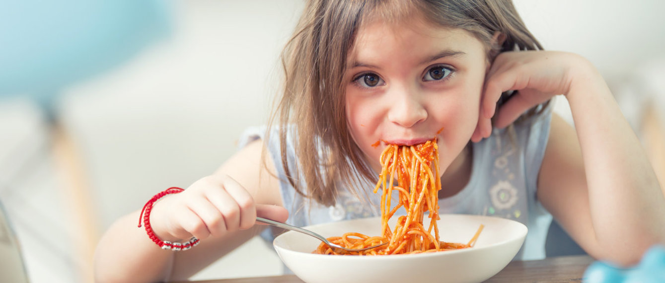 Mädchen isst Spaghetti