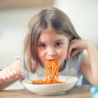 Mädchen isst Spaghetti