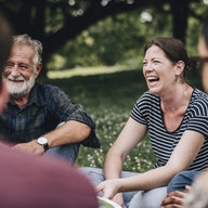 Gruppe von Menschen unterhält sich