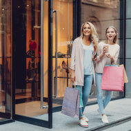 Mutter und Tochter shoppen